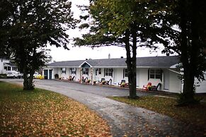 Carleton Inn and Cottages