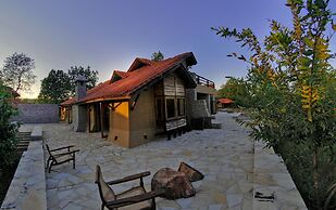 Pugdundee Safaris - Kanha Earth Lodge