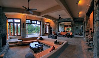 Pugdundee Safaris - Kanha Earth Lodge