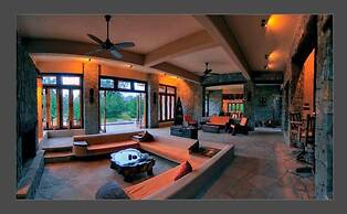 Pugdundee Safaris - Kanha Earth Lodge