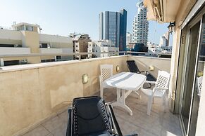 MAMAD - Spacious Duplex with Terrace 3-min From the Beach