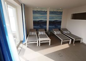 Easy Living Hotel