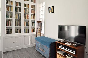 Plaka Elegant Apartment