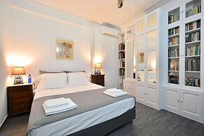 Plaka Elegant Apartment