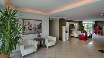 Risus Hotel Side