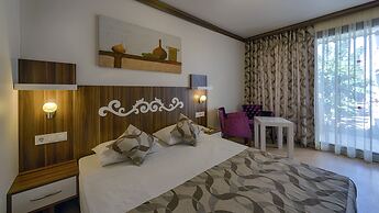 Risus Hotel Side