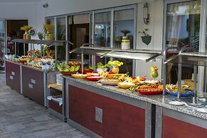 Risus Hotel Side