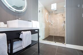 Sandman Signature Calgary Airport Hotel