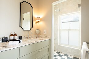 La Fontaine Guest House