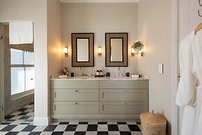 La Fontaine Guest House