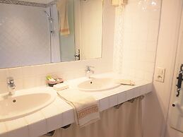 B&B With Charm - Quiet With Kitchen & sw Pool