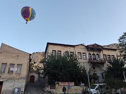 Born Hotel