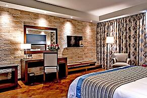 Magna Hotel and Suites