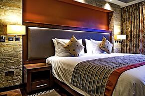 Magna Hotel and Suites