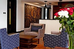 Magna Hotel and Suites