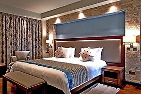 Magna Hotel and Suites