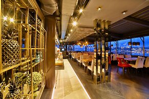 Momento Golden Horn Hotel