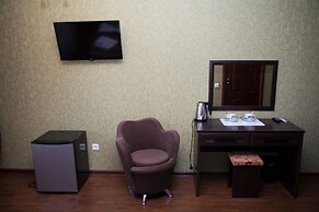 Parallel Hotel