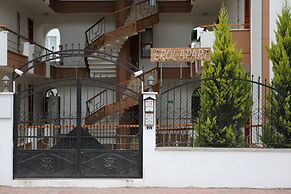 Erol Apart