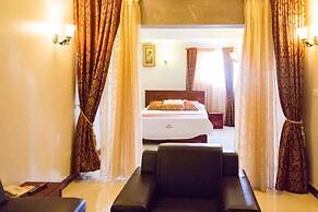 Super Paradise Hotel