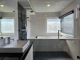 Cliff Lanta Suite