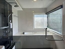 Cliff Lanta Suite