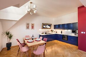 Decadent Art Deco Apartment in Old Town