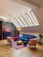 Decadent Art Deco Apartment in Old Town