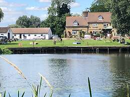 Pike & Eel Hotel and Marina