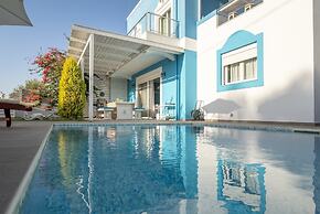 Seabreeze Villa - with Jacuzzi & heated pool