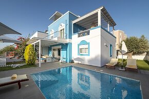Seabreeze Villa - with Jacuzzi & heated pool