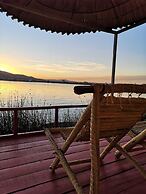 Uros Qhota Uta Lodge