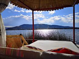 Uros Qhota Uta Lodge