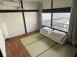 Hwadam Inn - Hostel