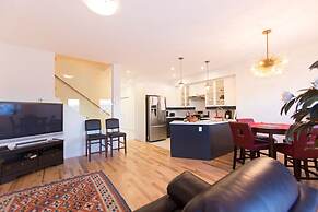 Aurora Deluxe Vacation Guest House