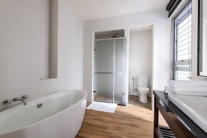 Treehouse Hostels