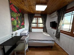 Gudeok Guest House - Hostel