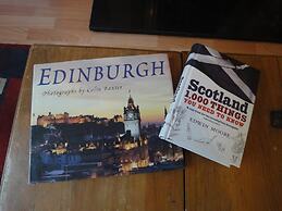 Heart of Edinburgh City Flat
