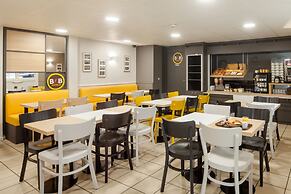 B&B HOTEL LOUVECIENNES