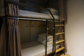 Corner Hostel & Cafe