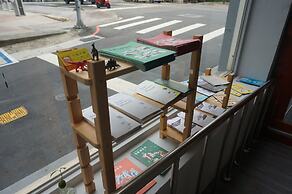 Corner Hostel & Cafe