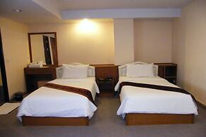 Grand Leo Hotel
