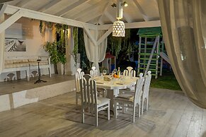Apollo Apartments