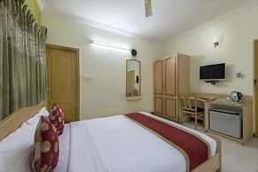 Hotel Raj Comforts - Golf View