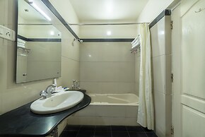 Hotel Raj Comforts - Golf View