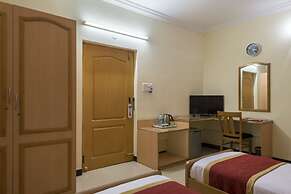 Hotel Raj Comforts - Golf View