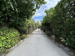 Hookwood Lodge London Gatwick