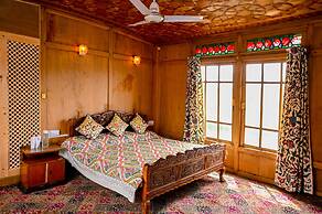 Golden Flower Heritage Houseboat