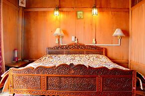 Golden Flower Heritage Houseboat