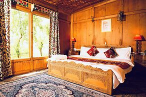 Golden Flower Heritage Houseboat